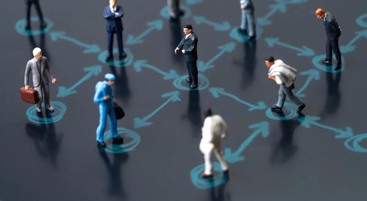 Zostając w domu, można ocalić 344 osoby. O kalkulatorze dystansu społecznego