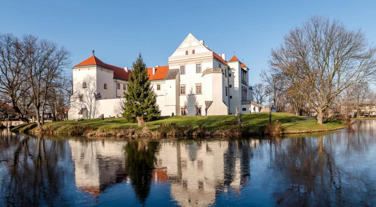 Szydłowiec: wczesnorenesansowy zamek na wyspie