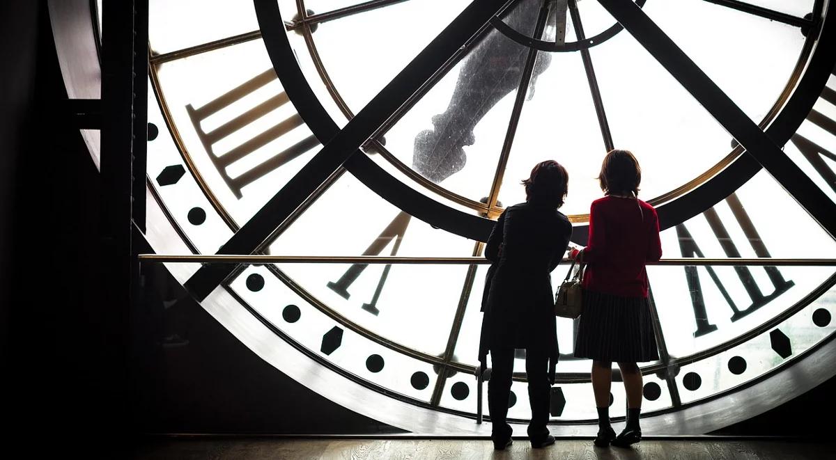 Czas płynie, jak rzeka. Czy zatem można z niego wyjść? 