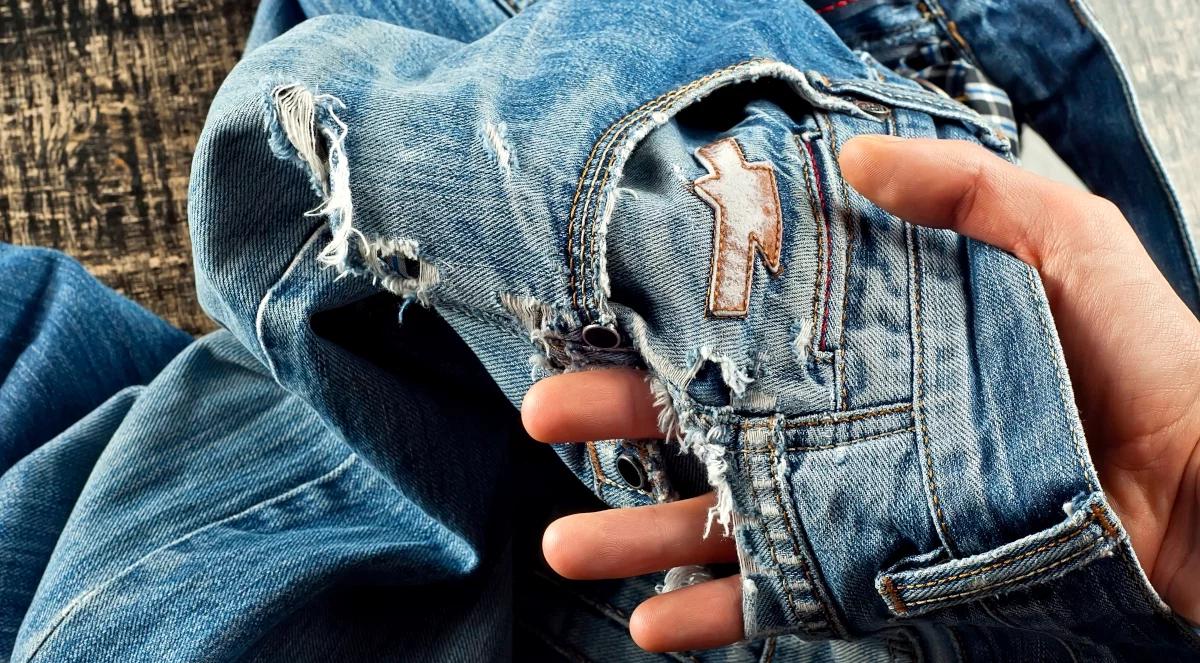 Moda na drogie "zniszczone" ubrania. Skąd się bierze?