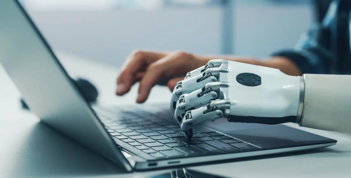 Sztuczna inteligencja a fałszywe treści. Czy algorytmy mogą nas oszukać?