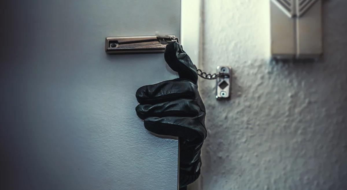 Gdy właściciela nie ma, złodzieje harcują. Jak uchronić się przed włamaniem?