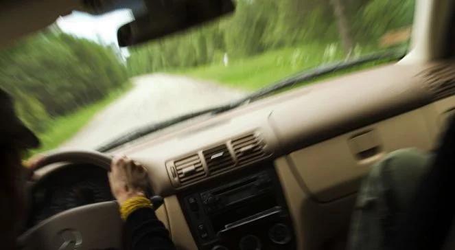 Podczas podróży samochodem najdłużej słuchamy Trójki