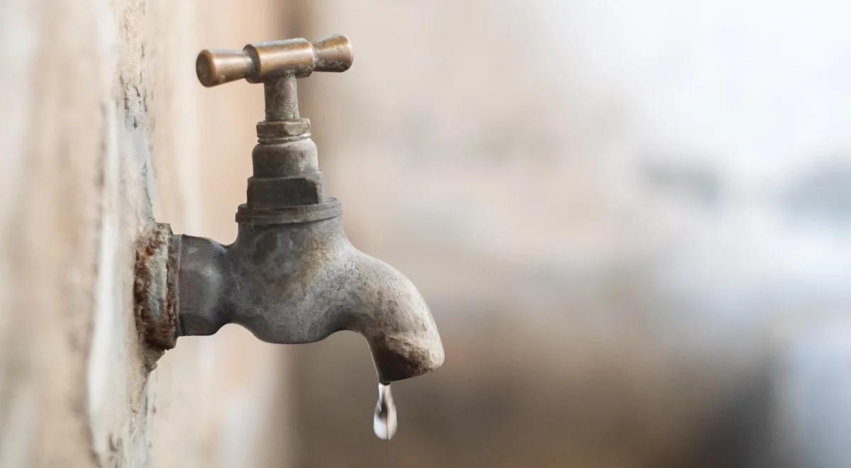 Zamiast strumienia wody – szum w rurach. Susza zbiera żniwo 