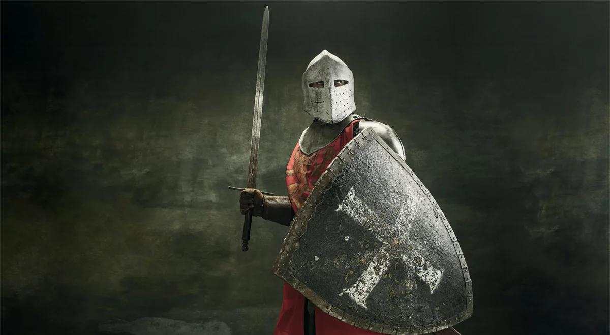 Współcześni rycerze też mają zbroje, miecze i tarcze oraz walczą w turniejach 