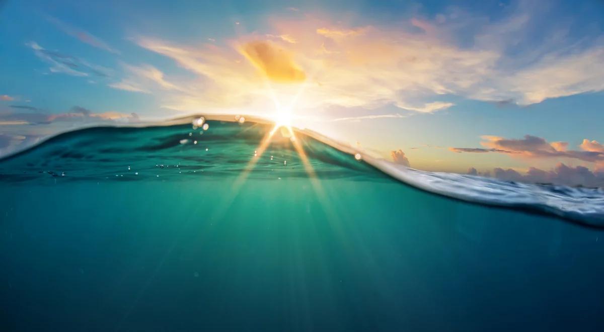 Dlaczego woda jest przezroczysta?