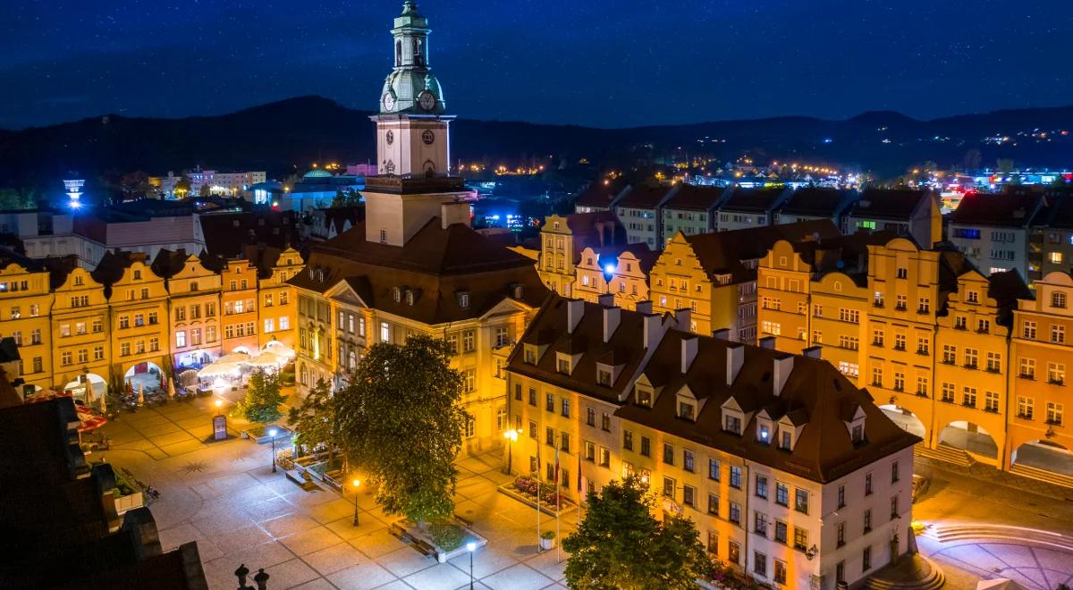 Nieoczywiste połączenia, nieoczywiste dzieła: wystawa w Jeleniej Górze