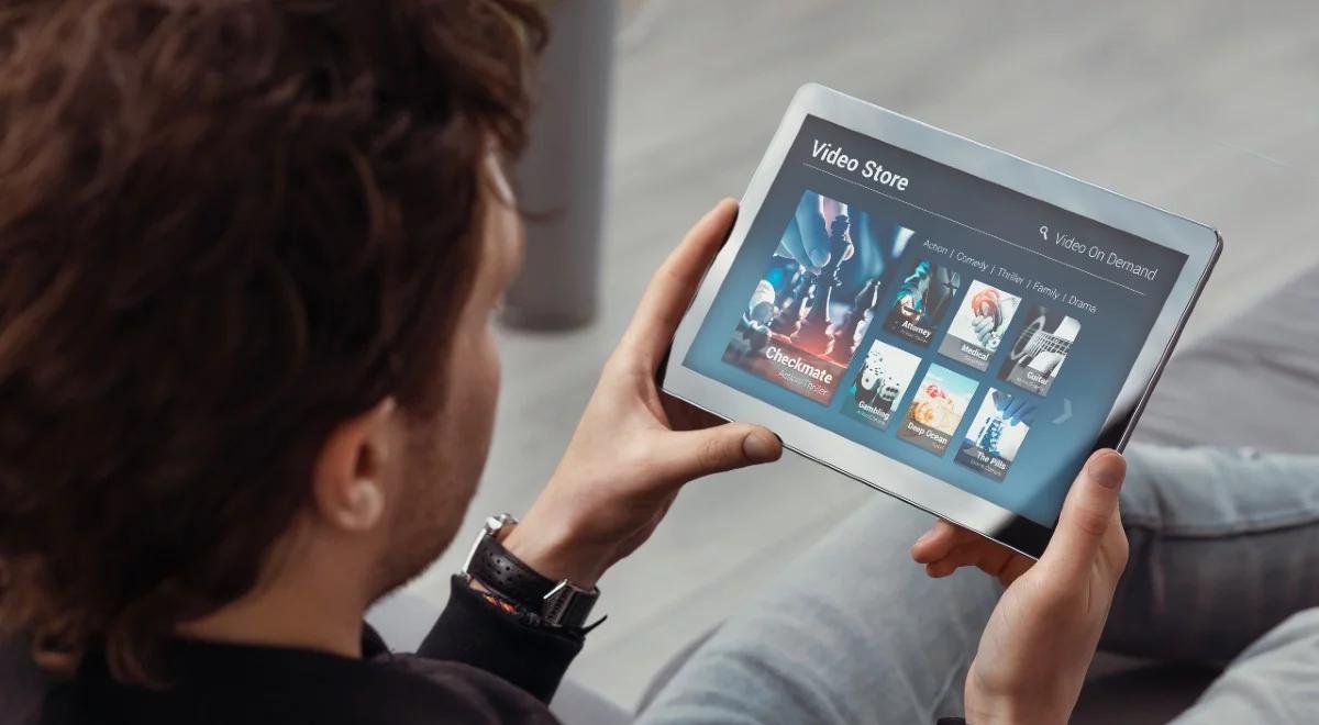 Setki filmów bez wychodzenia z domu. Popularność platform oferujących wideo na żądanie 