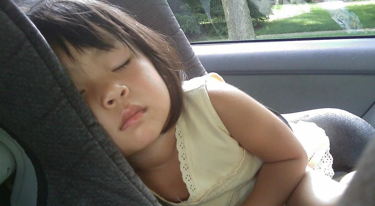 Dziecko pozostawione w nagrzanym samochodzie? Jak się zachować? 