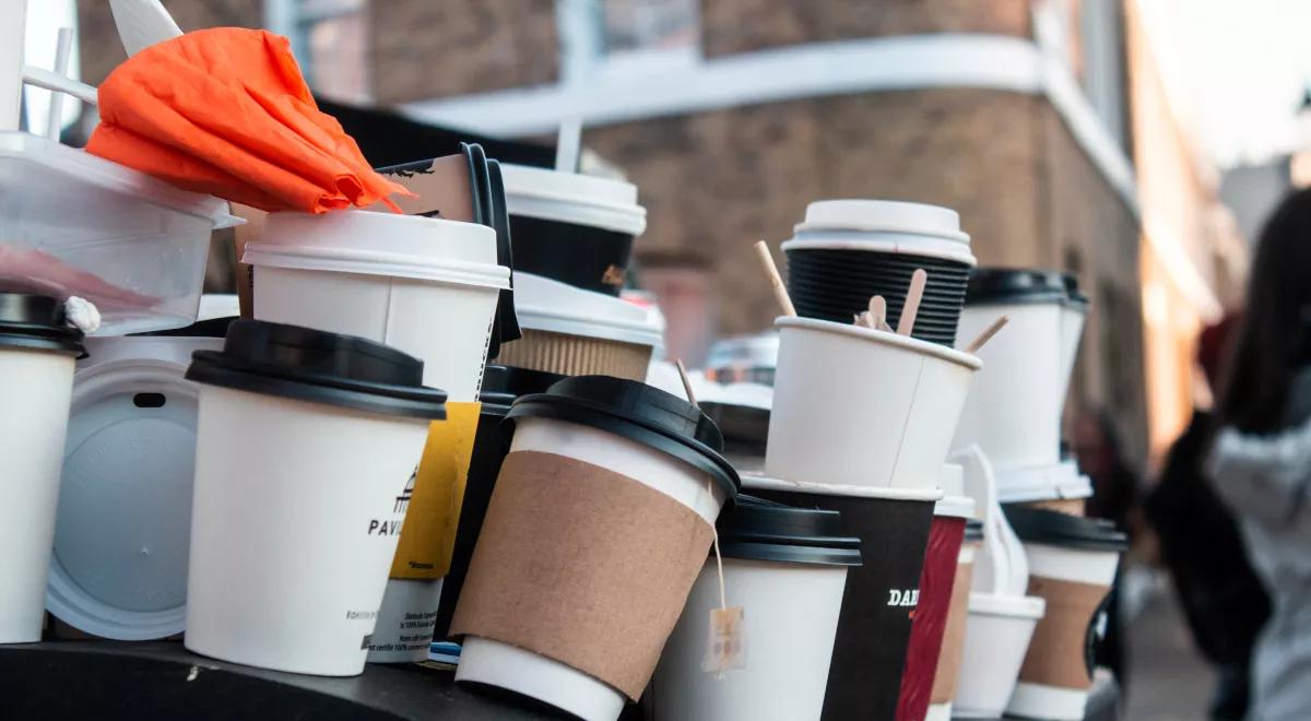 Dokończyć rewolucję: koniec z jednorazowymi kubkami i mini opakowaniami kosmetyków