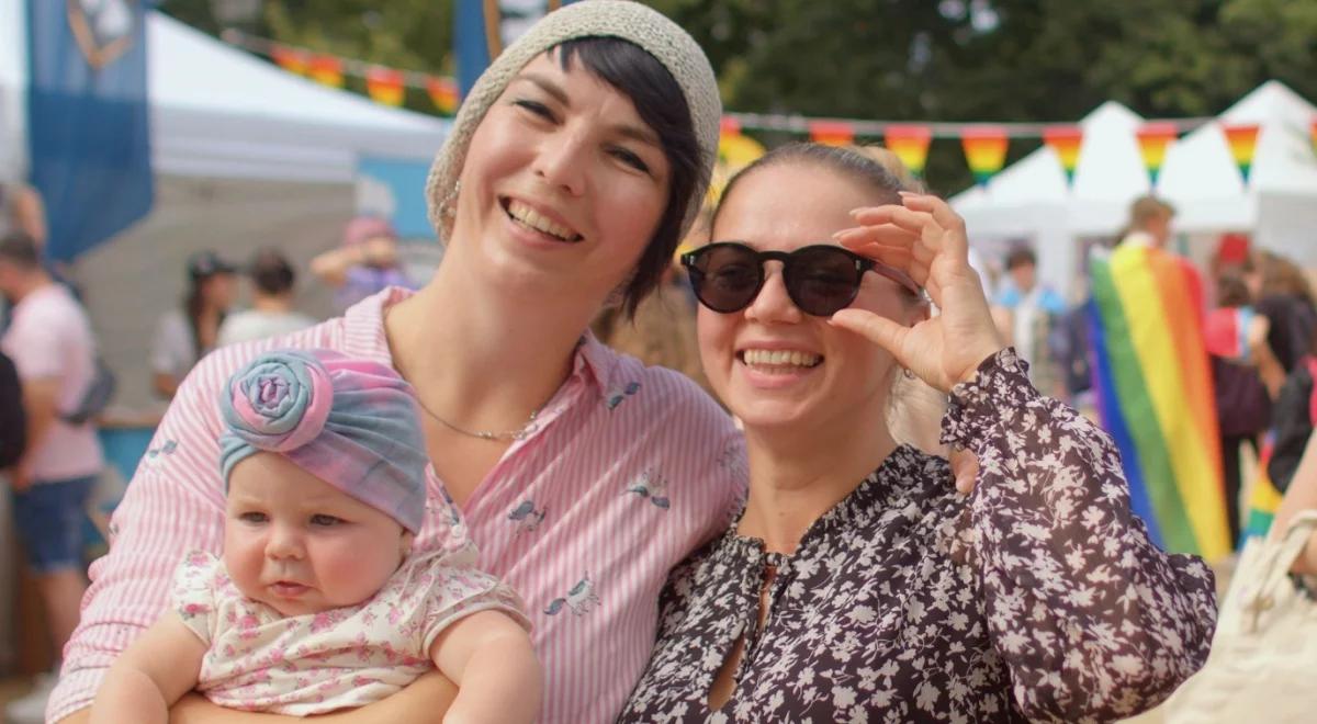 Sytuacja prawna dzieci z "tęczowych rodzin". "Zapis o przysposobieniu zmieni nasz świat"