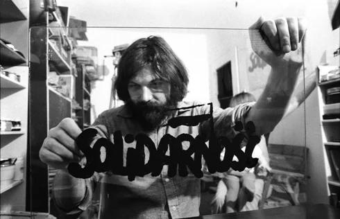 Żołnierz z bibułą w tle