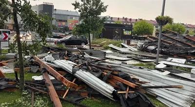 Potworna nawałnica w Tomaszowie Mazowieckim. Wyrwało dach z centrum handlowego