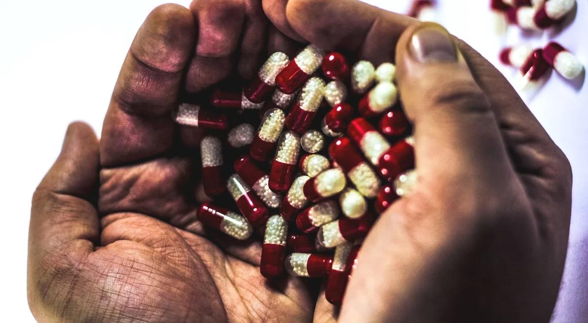 Leki i suplementy zalewają Polskę. Eksperci alarmują