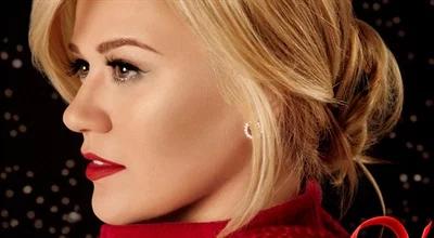 Kelly Clarkson "Underneath The Tree"