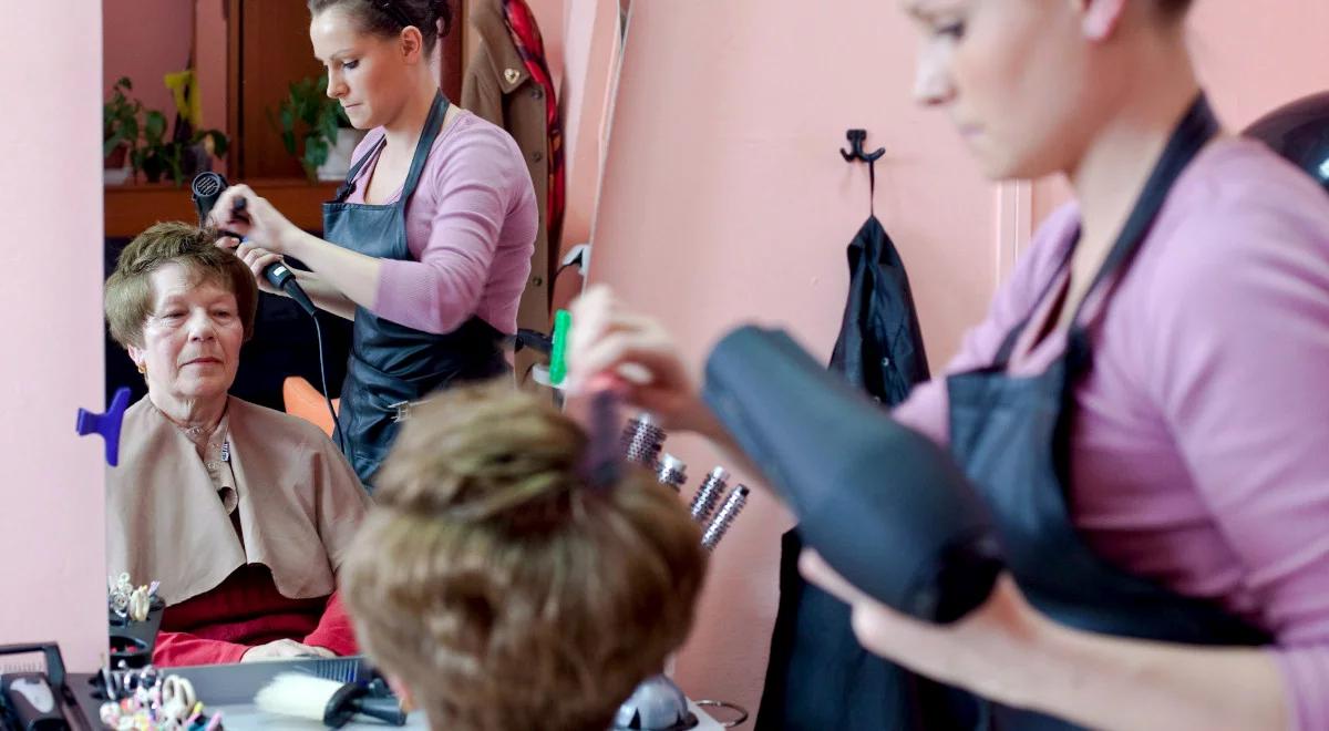 Salon fryzjerski na każdym kroku. Wizyta w Osinowie Dolnym