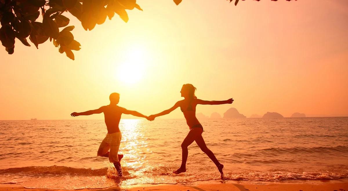 Zakochanie letnią porą – jak się odnaleźć w miłosnym labiryncie?