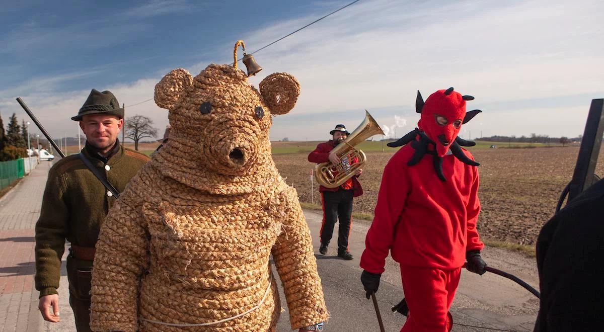 Taniec z niedźwiedziem. Wodzenie Bera na szczęście i pomyślność