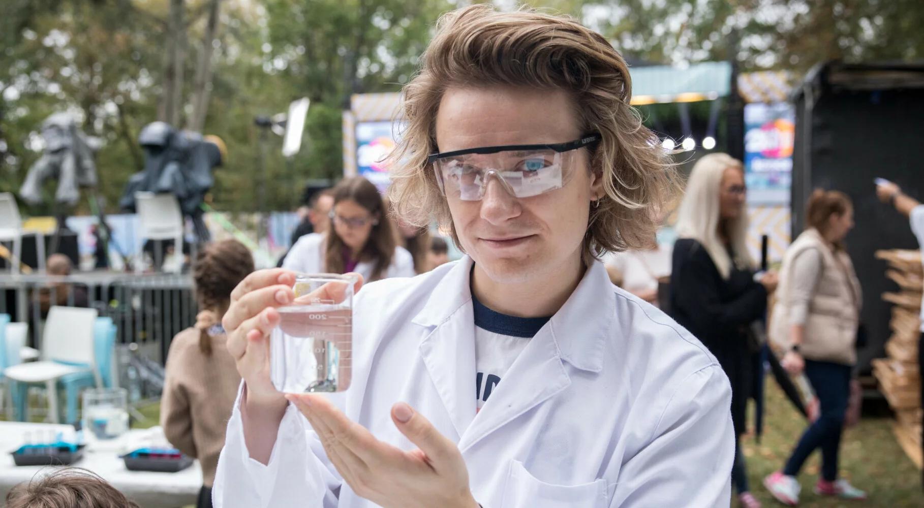 Eksperymenty i naukowe łamigłówki. Adam Mirek w "Zagadkowej Niedzieli"