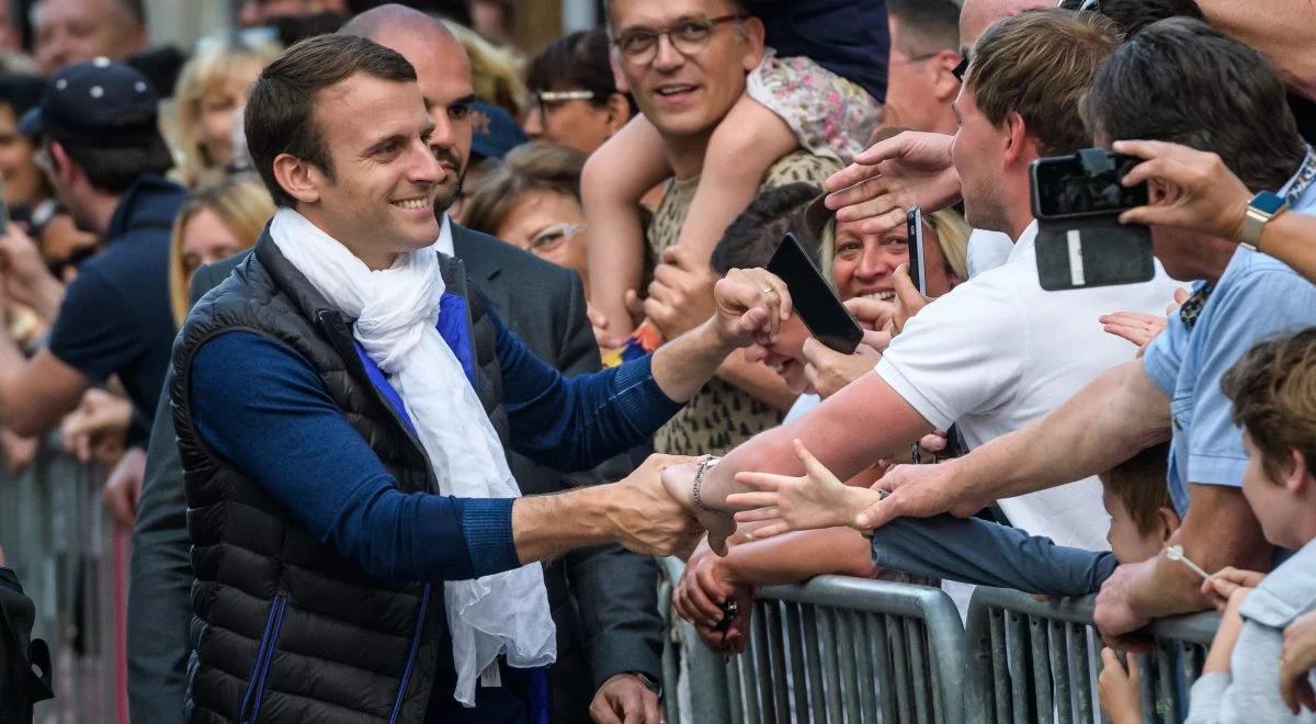 Czym Emmanuel Macron uwodzi Francuzów?