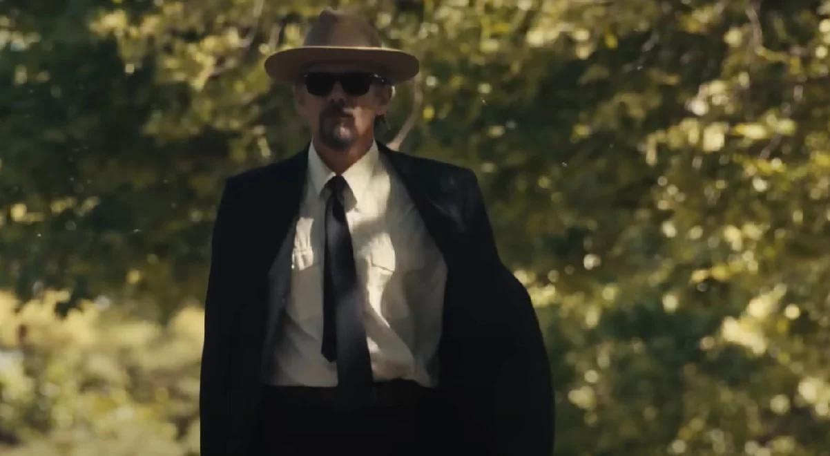 Ethan Hawke zagra miłośnika teorii spiskowych. Zwiastun nowej produkcji Disney +