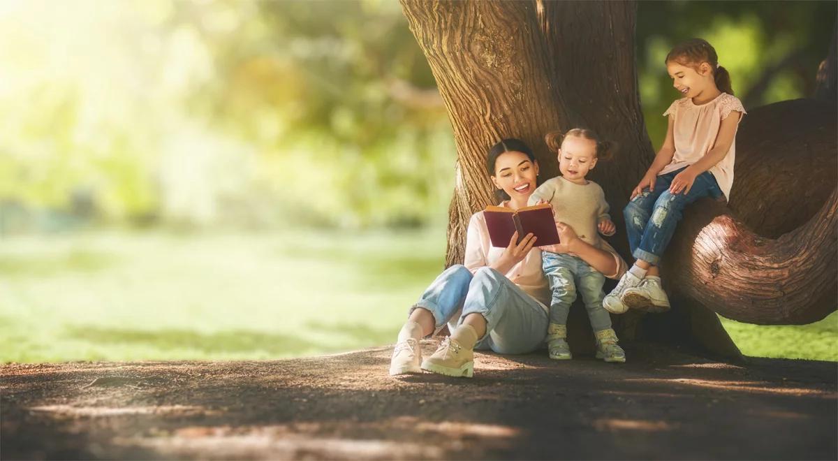 Dzień Matki z książką w tle w "Zagadkowej niedzieli"
