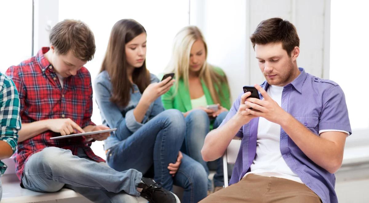 Syndrom FOMO staje się coraz większym problemem