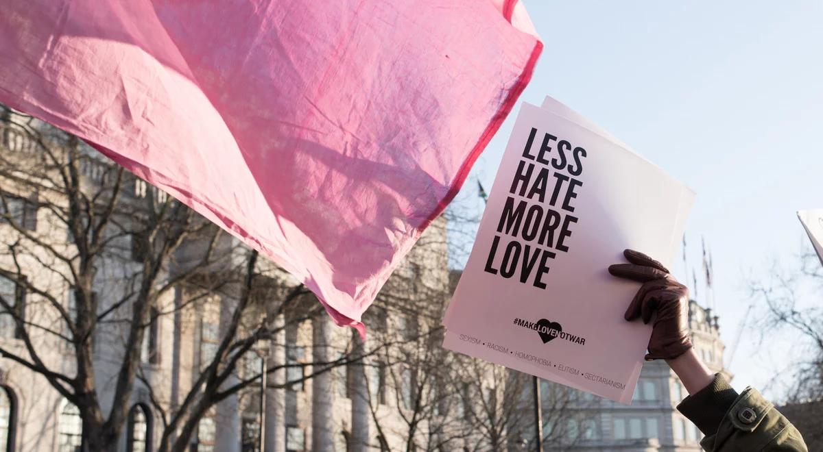 Hejt a krytyka. Mowa nienawiści jak balansowanie nad przepaścią