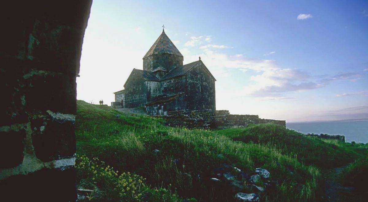 "Księga szeptów" - ważny temat i piękna książka