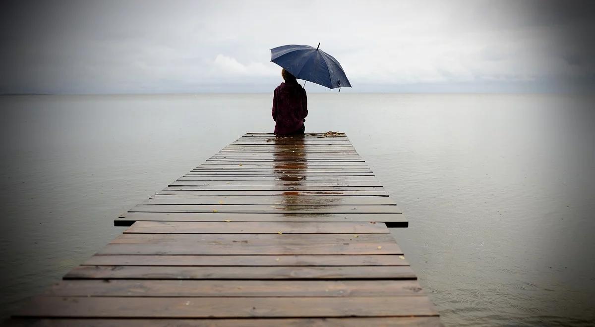 Samotnie czy solo? Złe i dobre strony życia w pojedynkę