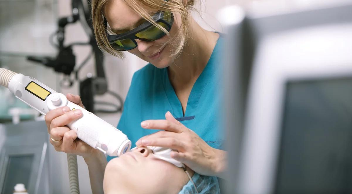 Wynalazek, który zrewolucjonizował medycynę. 58 lat temu w Polsce uruchomiono pierwszy laser