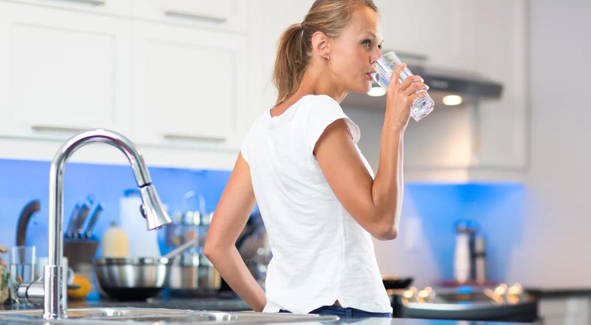 Dlaczego woda wlana z kranu do szklanki najpierw robi się biała?