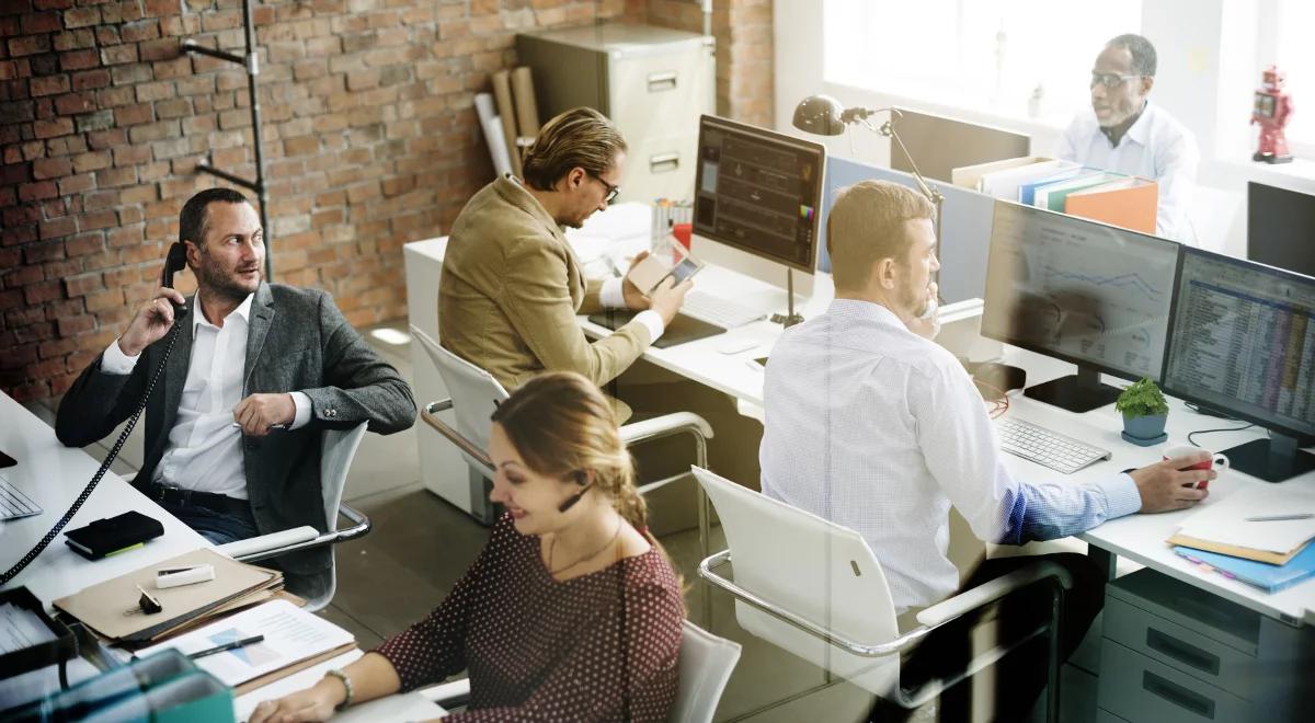 Czy nie lepiej się "skupić" niż "sfokusować"?