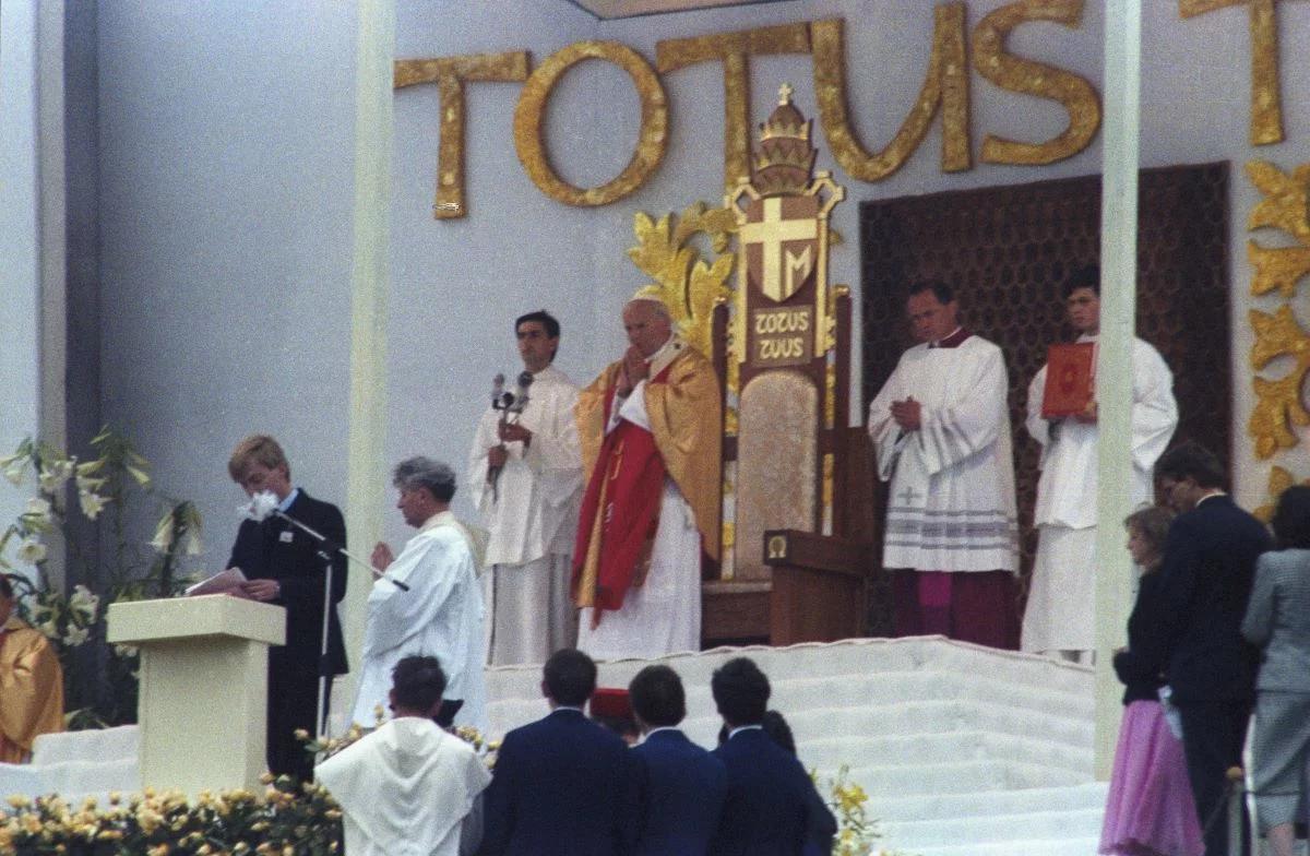 Jan Paweł II przemieniał ludzi. Reportaż "Niezatarte ślady" [POSŁUCHAJ]