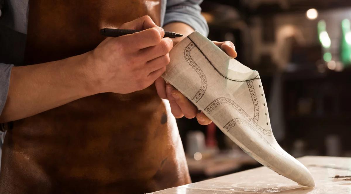 Szukając (eko)rozwiązań. Buty ze skórek od jabłek i jadalne miseczki