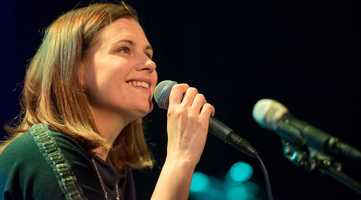 Mikromusic i koncertowy powrót do przeszłości. Natalia Grosiak o albumie "Mikromusic W Starym Maneżu" 