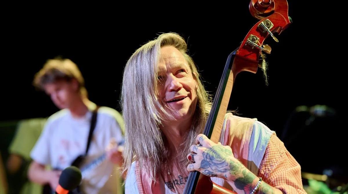 "Jazz pozwala lepiej żyć". Wojtek Mazolewski w Trójce o festiwalu Monsters of Jazz