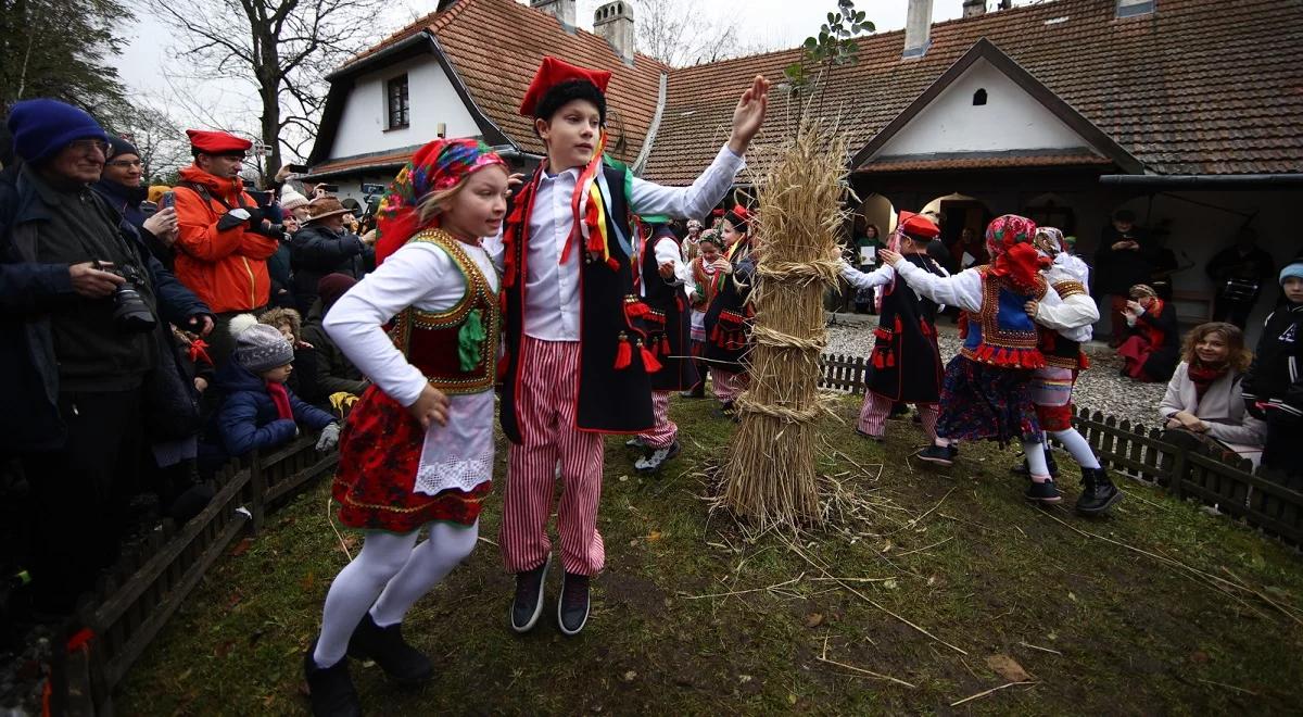 Chochoł osadzony przed Rydlówką – Kraków wspomina "Wesele" Wyspiańskiego