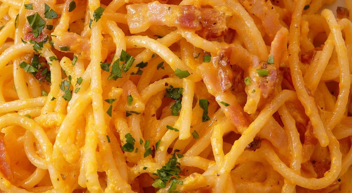  Spaghetti carbonara na dwa sposoby - klasyczny i dietetyczny