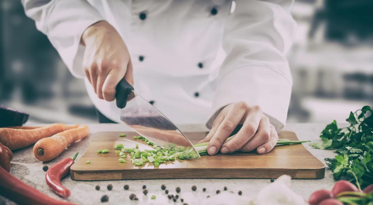 Skąd się wzięło powiedzenie "a nuż, widelec"? 