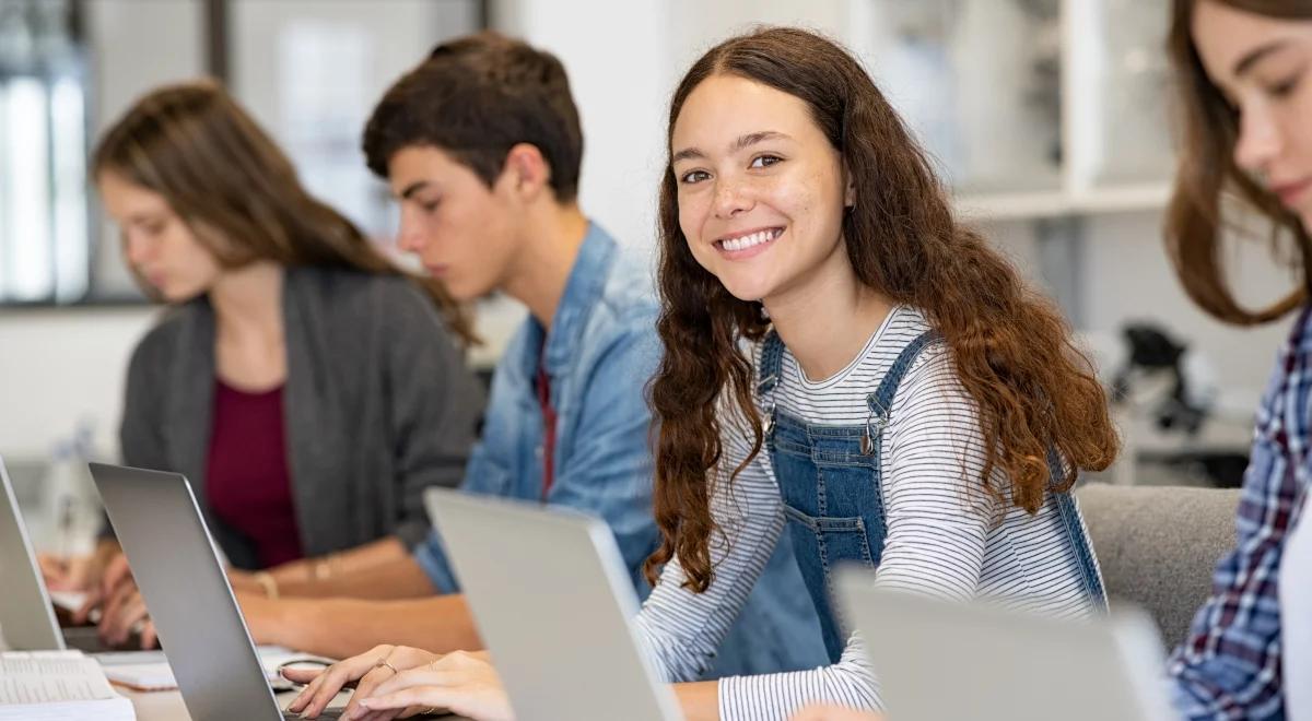 Rzeczniczka praw dziecka rozmawia z młodzieżą i dorosłymi o problemach młodych ludzi