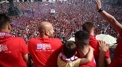 Wisła świętowała Puchar Polski na krakowskim rynku. Euforia tysięcy kibiców podczas fety [WIDEO]