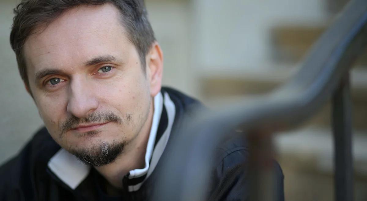 Powstaje ekranizacja kryminału "Wyrwa" Wojciecha Chmielarza. Za kamerą Bartosz Konopka