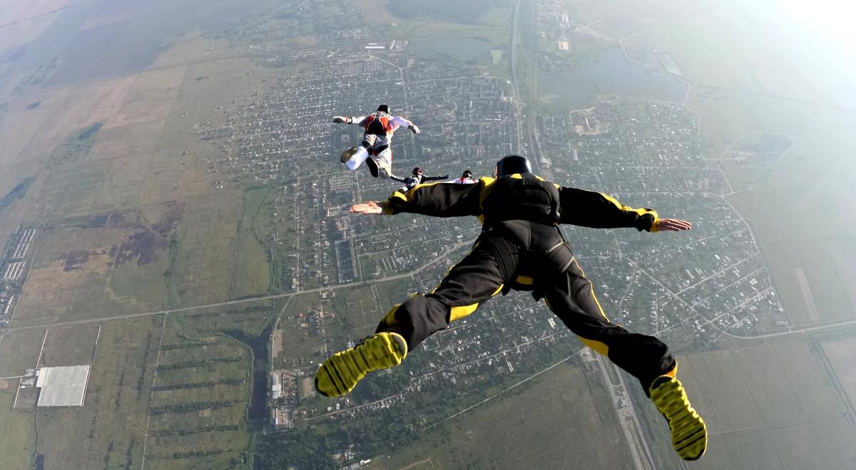 300 km/h lecąc głową w dół