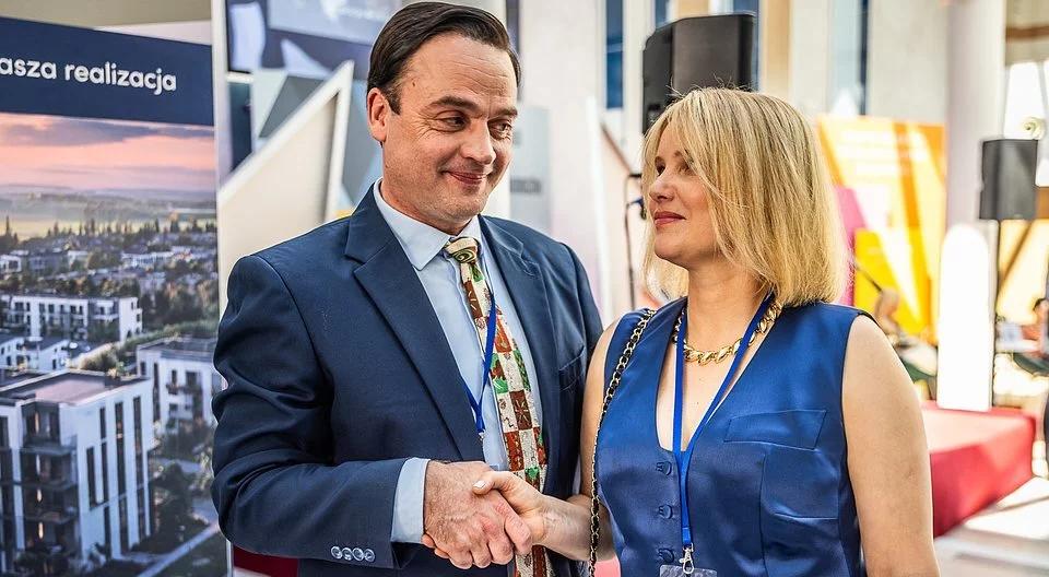 Romanse, polityka, przeprowadzka i nowe twarze. "The Office PL" powraca