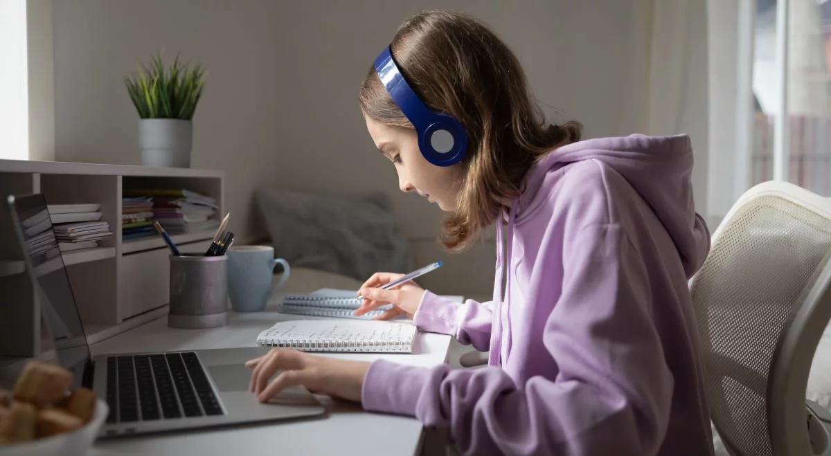 "Laptop dla ucznia". Urządzenia trafiają już do czwartoklasistów