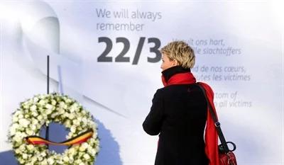 "Dwa ataki, które zniszczyły Belgię". Uroczystości upamiętniające ofiary zamachów sprzed roku