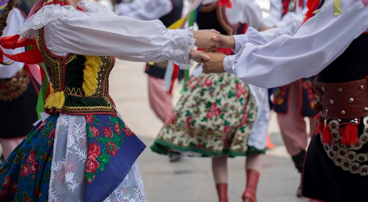 Jak się bawić, to na ludowo. Tradycyjna muzyka i tańce królują na parkietach