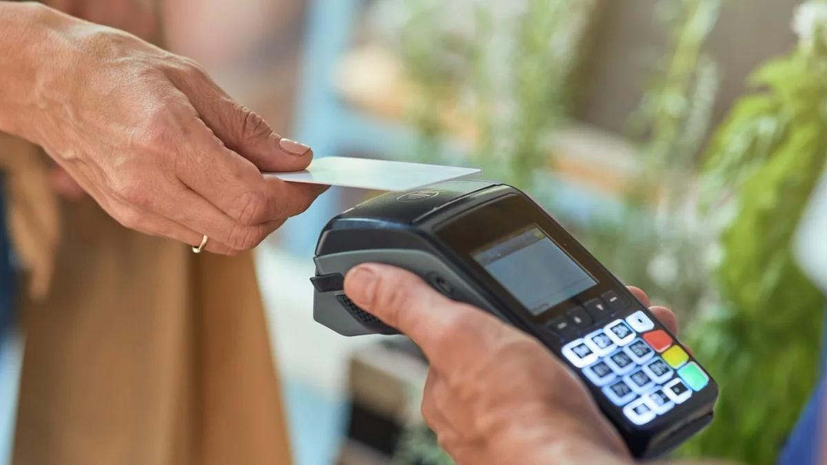 Płatności bezgotówkowe biją rekordy popularności, ale z gotówki nie rezygnujemy