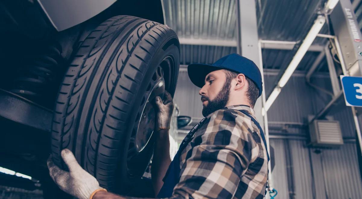 Zimowe opony sprzyjają bezpieczeństwu. Kiedy wymienić ogumienie?